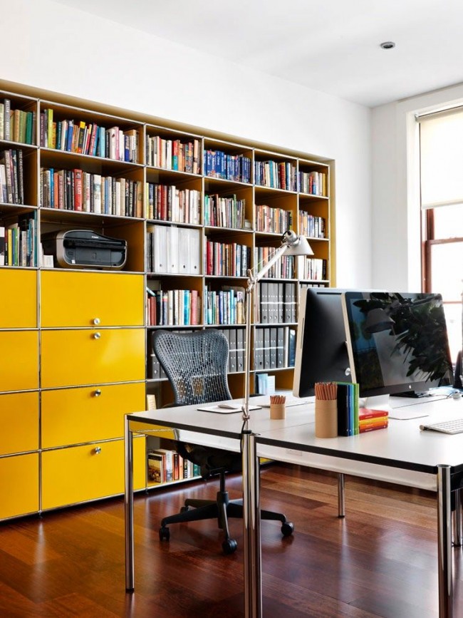 Ярко-желтый фасад книжного шкафа в домашнем офисе на двоих