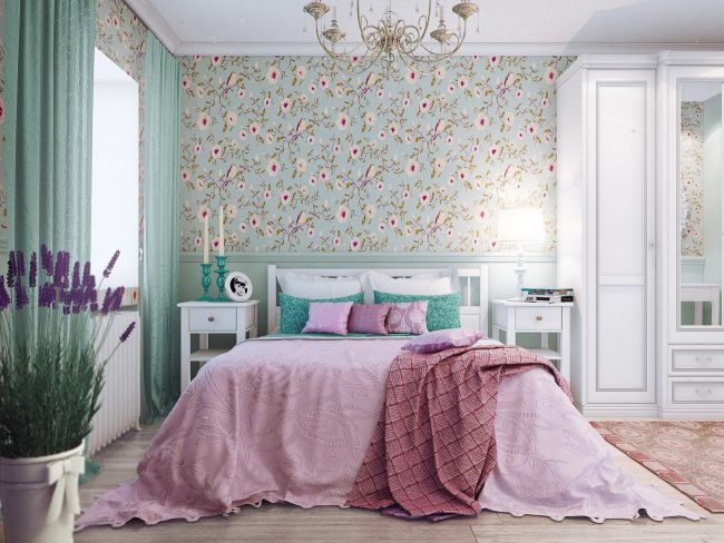 Прованский стиль обоев с цветным рисунком объединяет два основных цвета спальни
