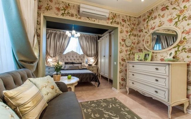 Крупные цветы на обоях в современной гостиной прованского стиля