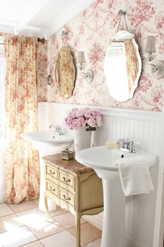 Непривычно и красиво смотрятся обои в стиле французского прованса в ванной комнате