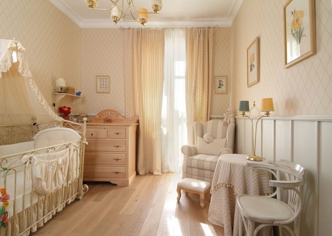 Обои кремового цвета идеально дополняют детскую комнату в прованском стиле