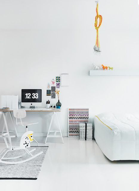 Белые предметы мебели в спальне с рабочим уголком