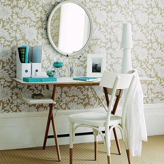 Белый удобный стул около рабочего стола в спальне