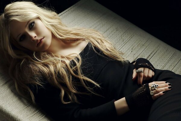 певица Avril Lavigne в черном платье