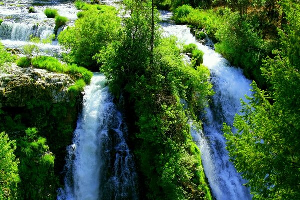 Зеленый Горный водопад