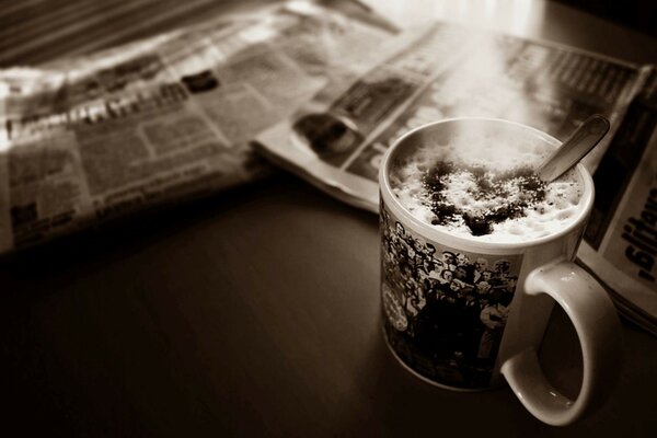 Чашка кофе пенка сердце газеты стол фото сепия