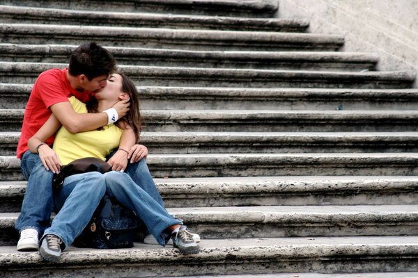 любовь пара поцелуй лестница