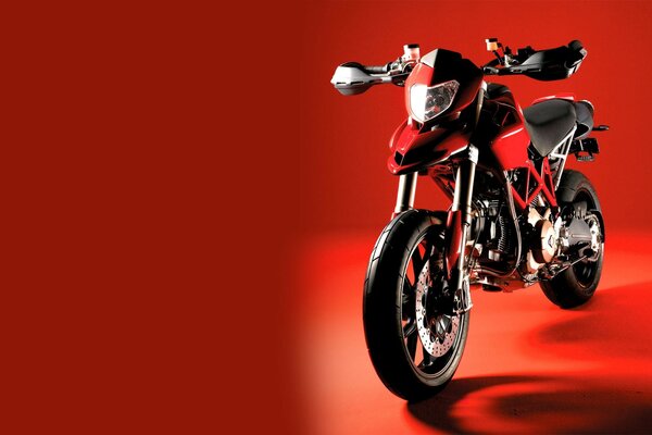 Ducati Hypermotard красный