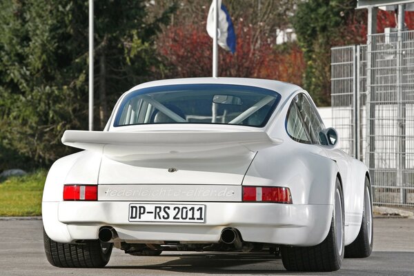 Старый белый Porsche 911