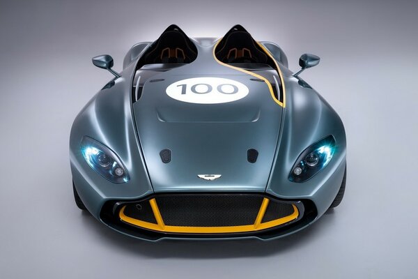 Aston Martin вид CC100 Speedster передний