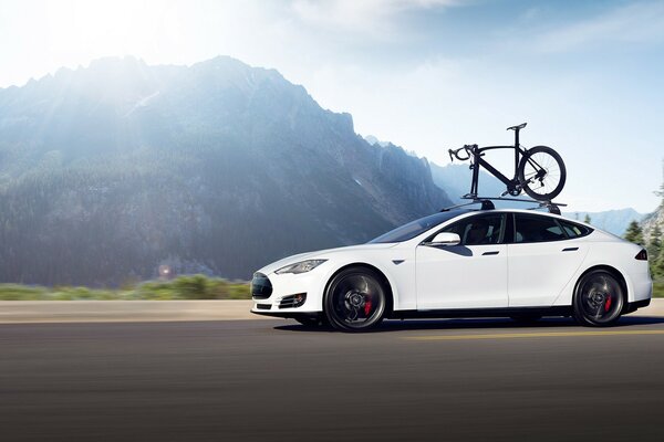 Белый Tesla Model S двойного двигателя