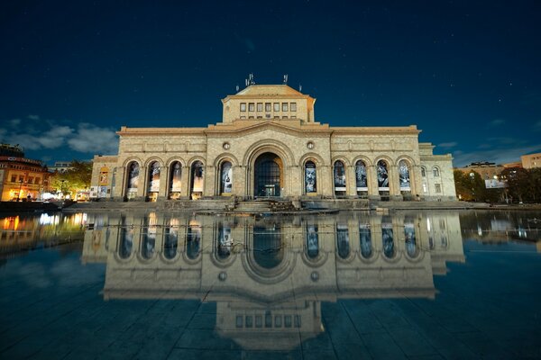 Армения, Ереван, здание отражение в воде Айк barseghyans