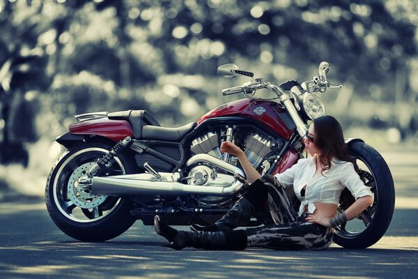 Девушка мотоцикл
