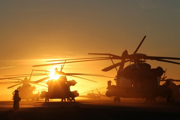 Вертолеты на закате
