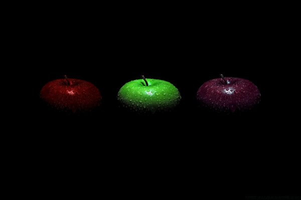 Красное яблоко зеленое яблоко и яблоко фиолетовый