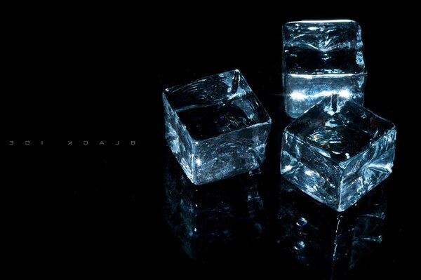 Кубики прозрачность фон три на чёрном лёд