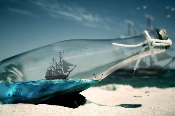 Море, кораблик в бутылке и песок