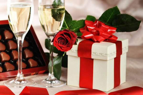 Праздник шампанское подарок роза бокалы конфеты