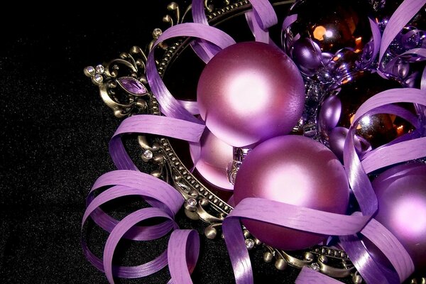фиолетовые шарики ёлочные игрушки ленточки