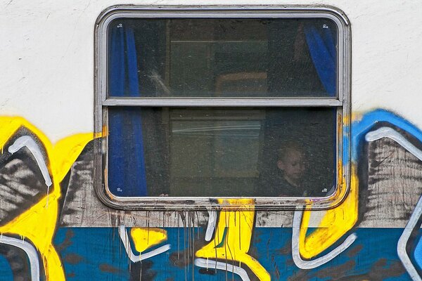 Ребенок в граффити поезда