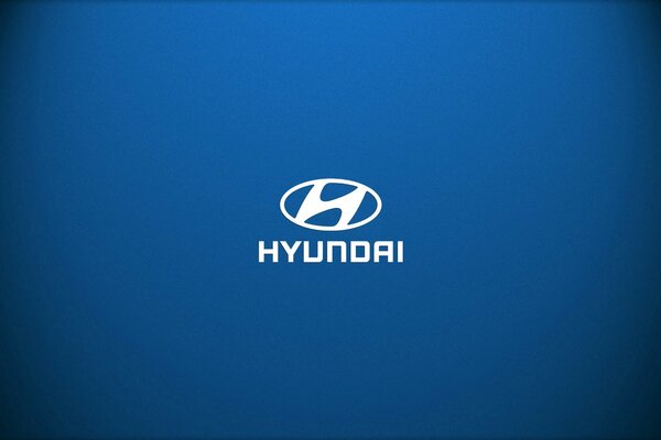 Логотип Hyundai на синем фоне