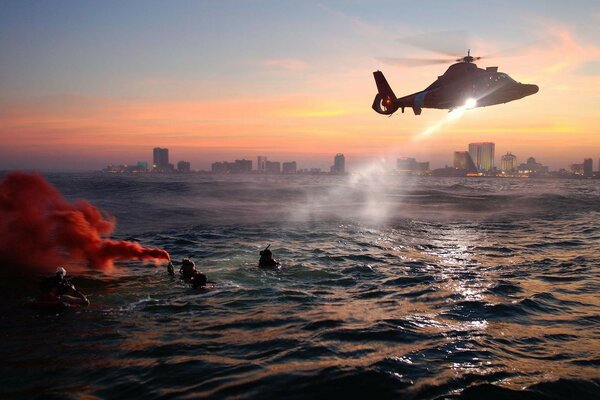 Вертолет выполняет спасательную операцию на воде