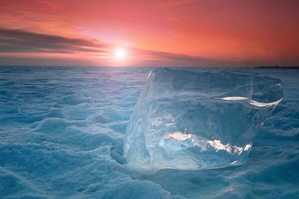 Кубик льда среди снегов