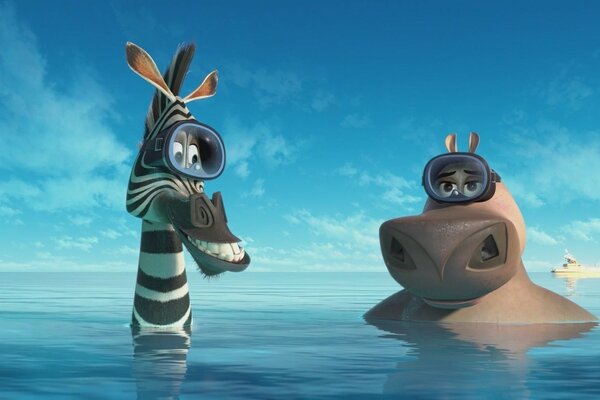 Бегемот и зебра из мультфильма Мадакаскар плавают в море