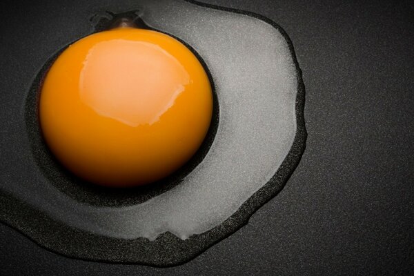 Яйцо на сковородке - завтрак для мужчины