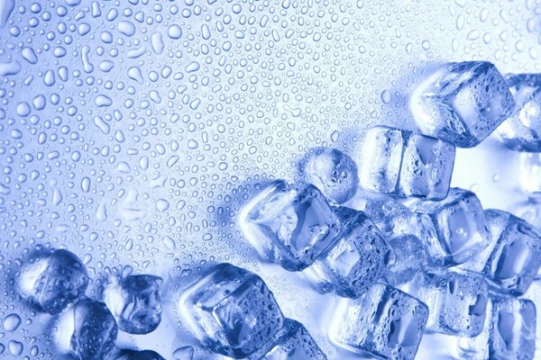 Кубики льда и капли воды