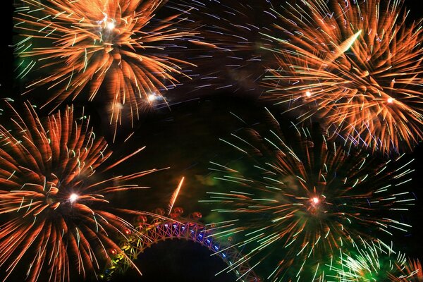 Красочные фейерверки вокруг Лондонский глаз Лондоне накануне нового года