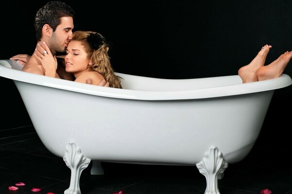Влюбленные принимают ванну