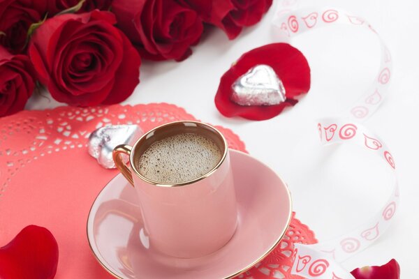 Чашка кофе, букет красных роз и шоколад - это все для любимо