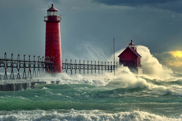 Красный маяк выдерживает натиск морских волн