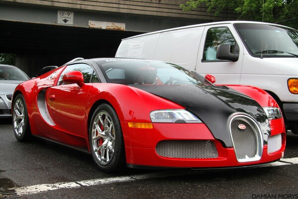 Красный Bugatti Grand Sport