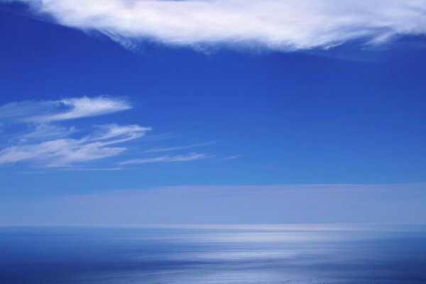 Спокойный океан и голубое небо
