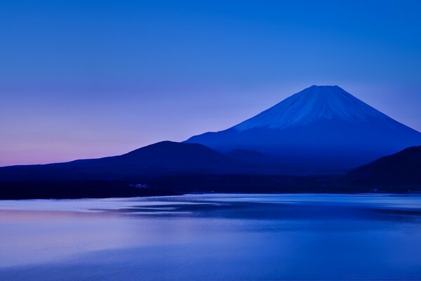 Озеро Мотосу и горы Фудзи