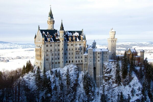 Замок Нойшванштайн в Германии, зима