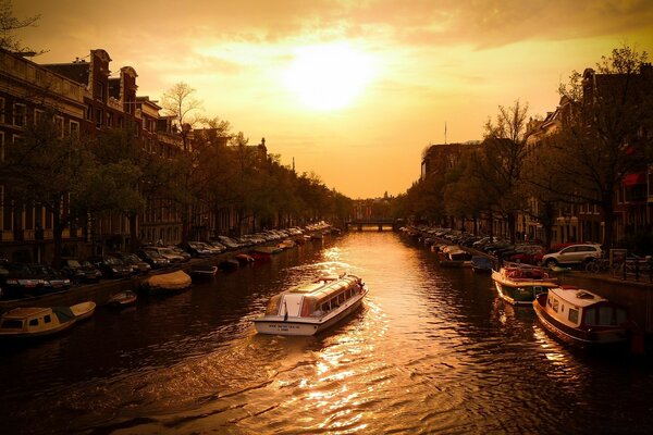 Канал крейсер, Амстердам