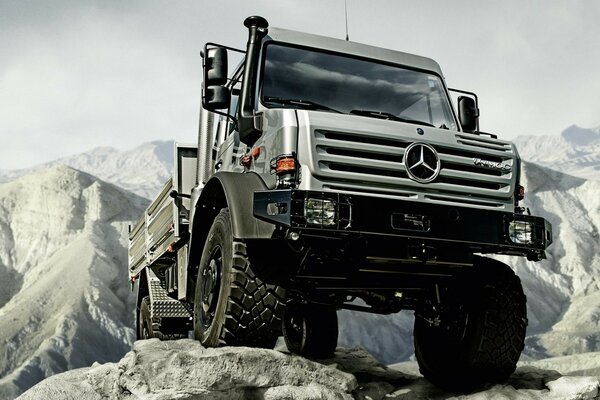 Mercedes Benz Unimog u5000 грузовик