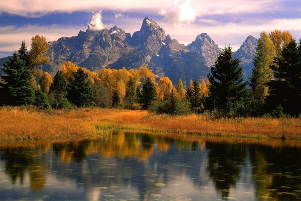 зеркальное озеро на фоне осеннего леса и гор