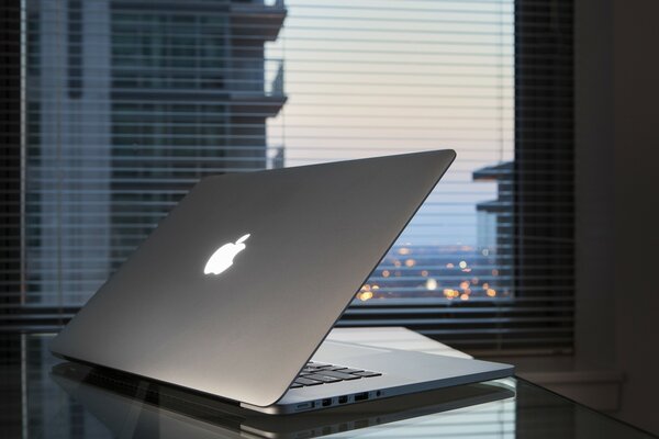Apple MacBook на столе