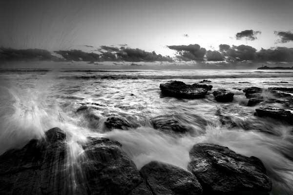 Море черно-белое изображение