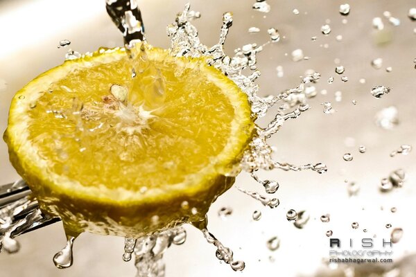 Лимонная вода всплеск