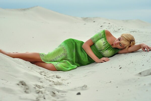 Девушка в песке