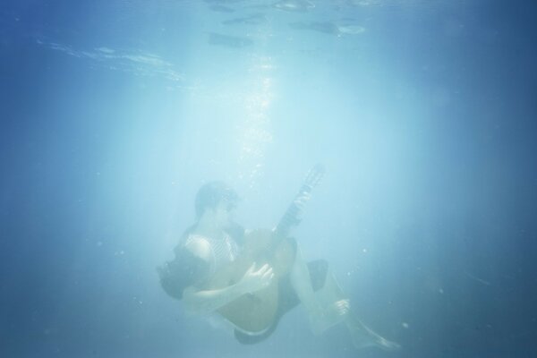 Играя на гитаре под водой