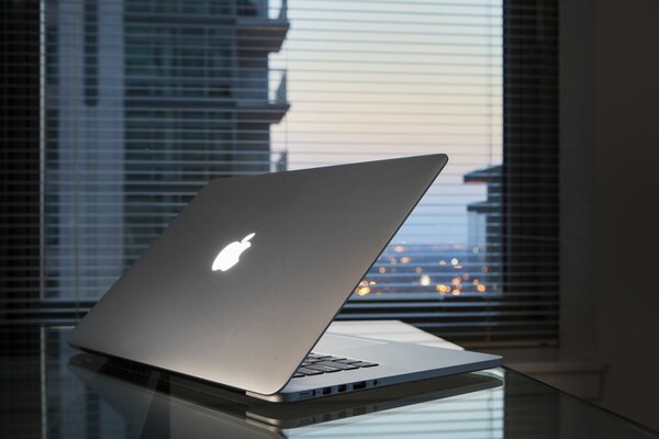 ноутбук стол apple macbook pro retina окно