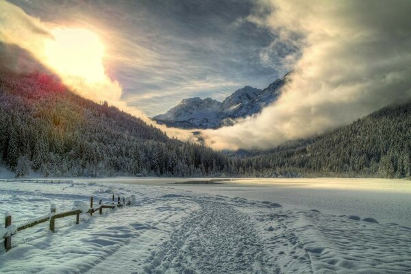 горы зима лес дорога снег озеро