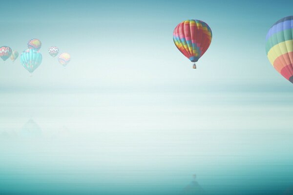 Воздушный шар над океаном воздуха