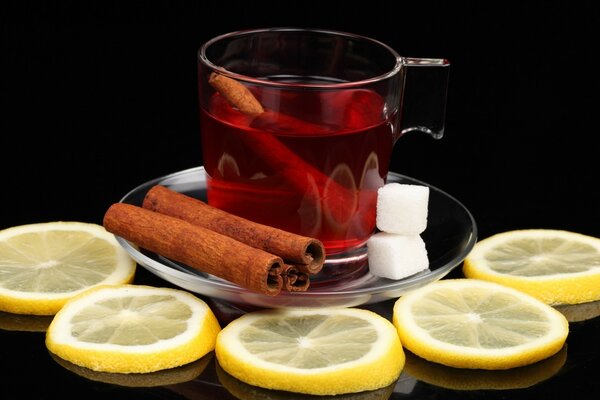 Чай, корица и ломтики лимона